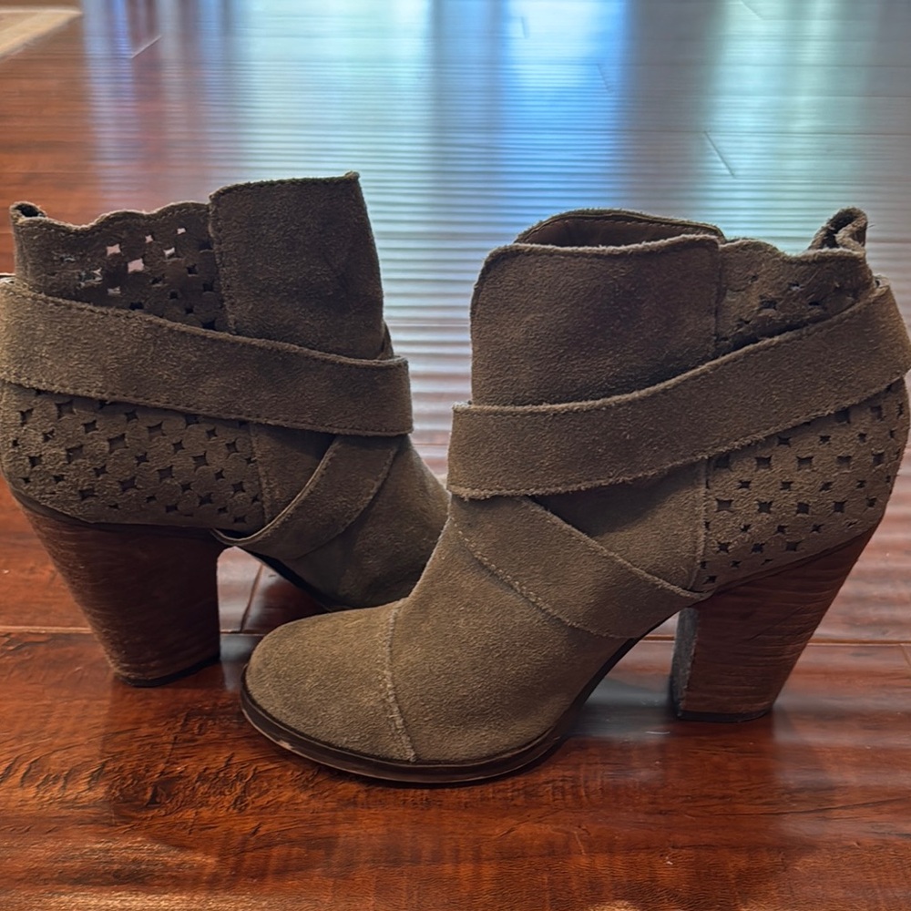 Betsey Johnson Neeto Suede Lazer Cut Buckle Side Stacked Heel Bootie Gray Size 6